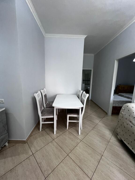 jepet me qera 2+1 Porcelan
