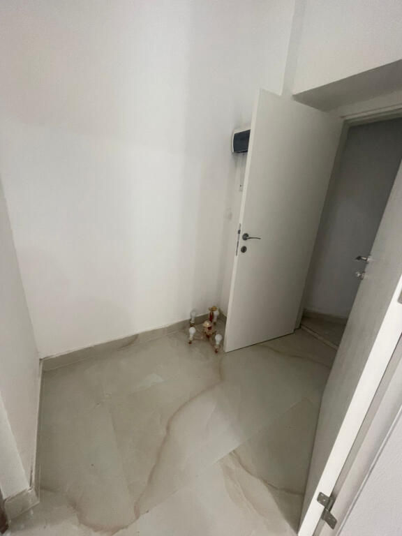 Negozio in Affitto in Myslm Shyri (ID BD21707) Tirana