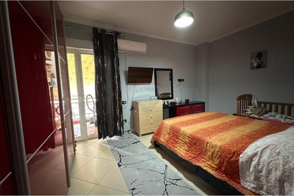 For sale: 3-bedroom apartment with 2 bathrooms and parking space!