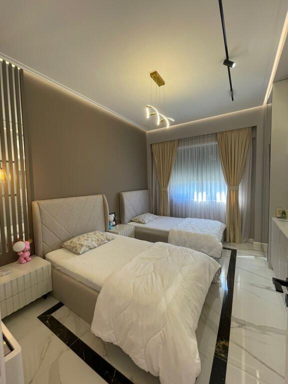 Shitet Super Duplex lux  3+1+2 banjo +2 ballkone +3 🅿 450.000€ bashke me postparkimet  📍Kodra e Diellit 