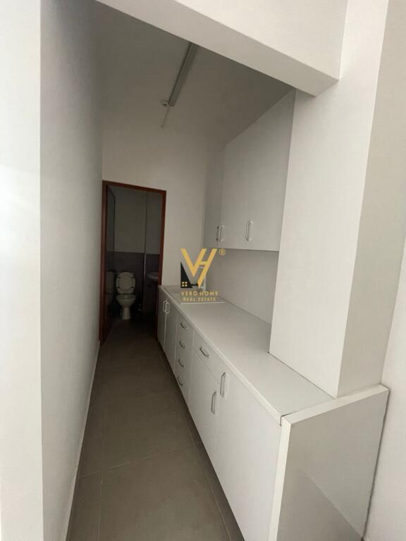 JEPET AMBJENT BIZNESI 125 M2 ME QERA TE RRUGA DRITAN HOXHA 1.200 EURO