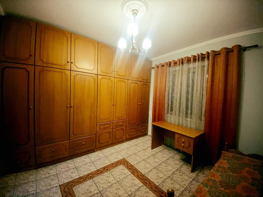 Jepet me Qira apartament 3+1 afër Kompleksit GRAND