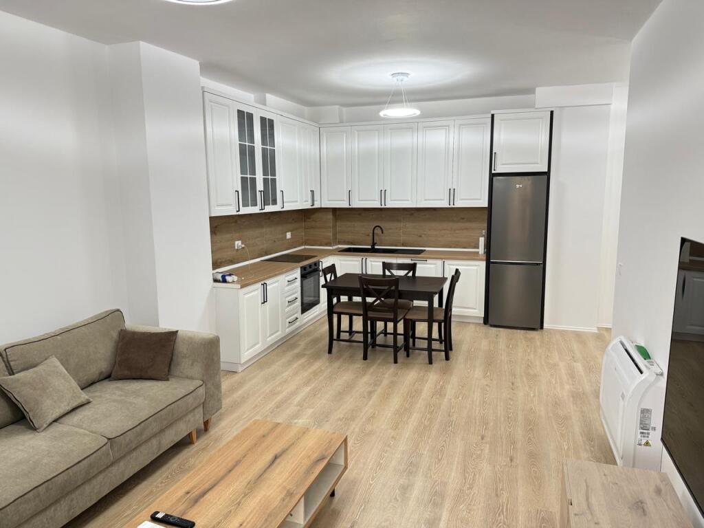 Si affitta appartamento 2+1+2 nel complesso Luxor 3, mercato nuovo.