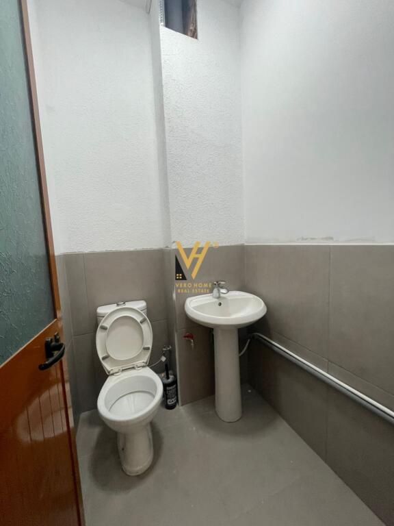JEPET AMBJENT BIZNESI 125 M2 ME QERA TE RRUGA DRITAN HOXHA 1.200 EURO
