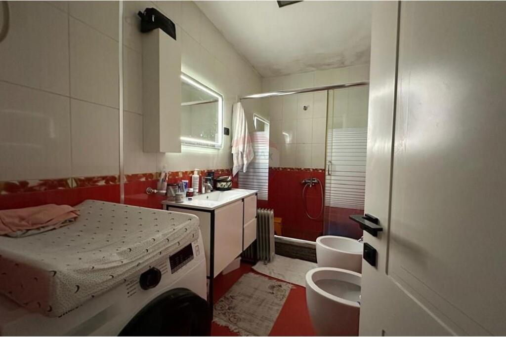 For sale: 3-bedroom apartment with 2 bathrooms and parking space!