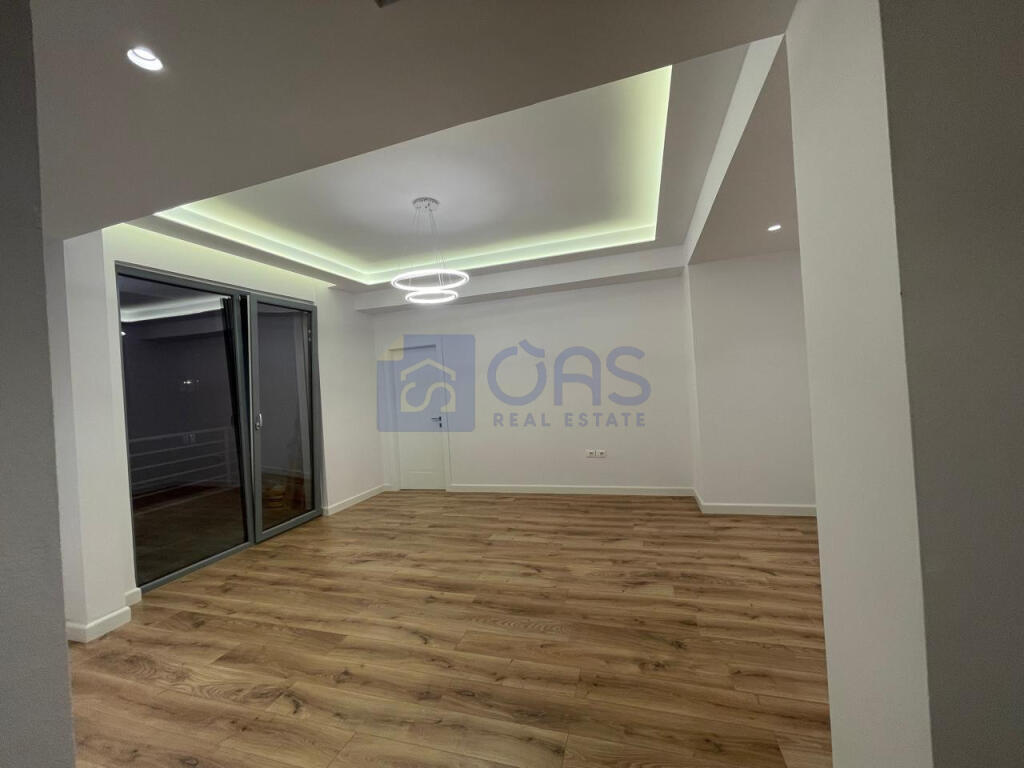 For sale: 2+1+2 apartment on Kavaja Street.