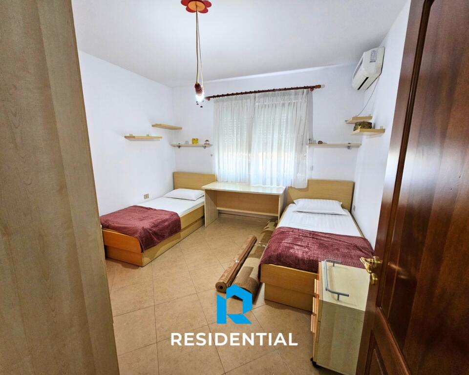 Tek Gjimnazi Petro Nini Luarasi, Jepet Me Qira Apartament 2+1 I Mobiluar!