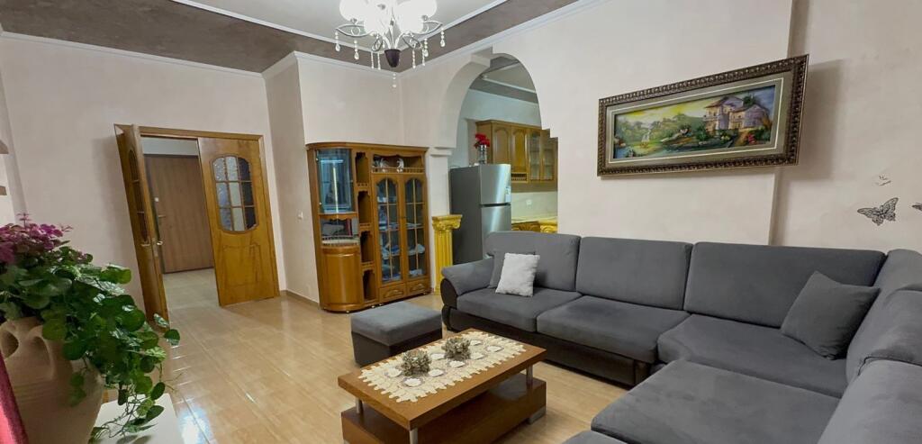Affittasi appartamento 3+1, via Gaqo Vakeflli vicino a Big Market (via 5 Maggio) 600 mila lekë.