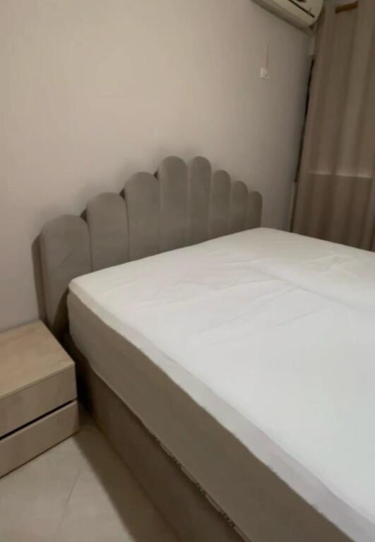 1+1 furnished, at the botanical garden, price 400 euros.