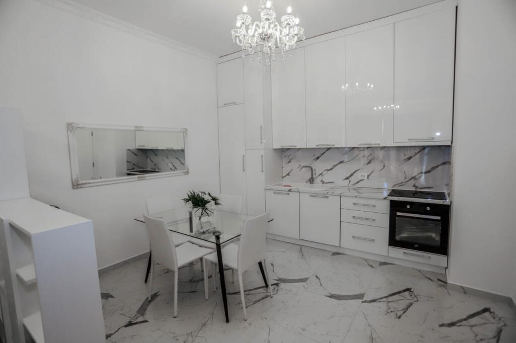Apartment 1+1 for rent, Kavaja Street near Square 21, 800,000 lek.