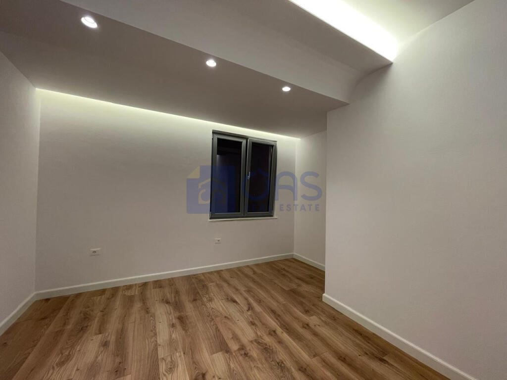 For sale: 2+1+2 apartment on Kavaja Street.