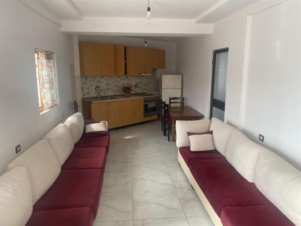 Si offre un ingresso 2+1+parcheggio a Laprake.