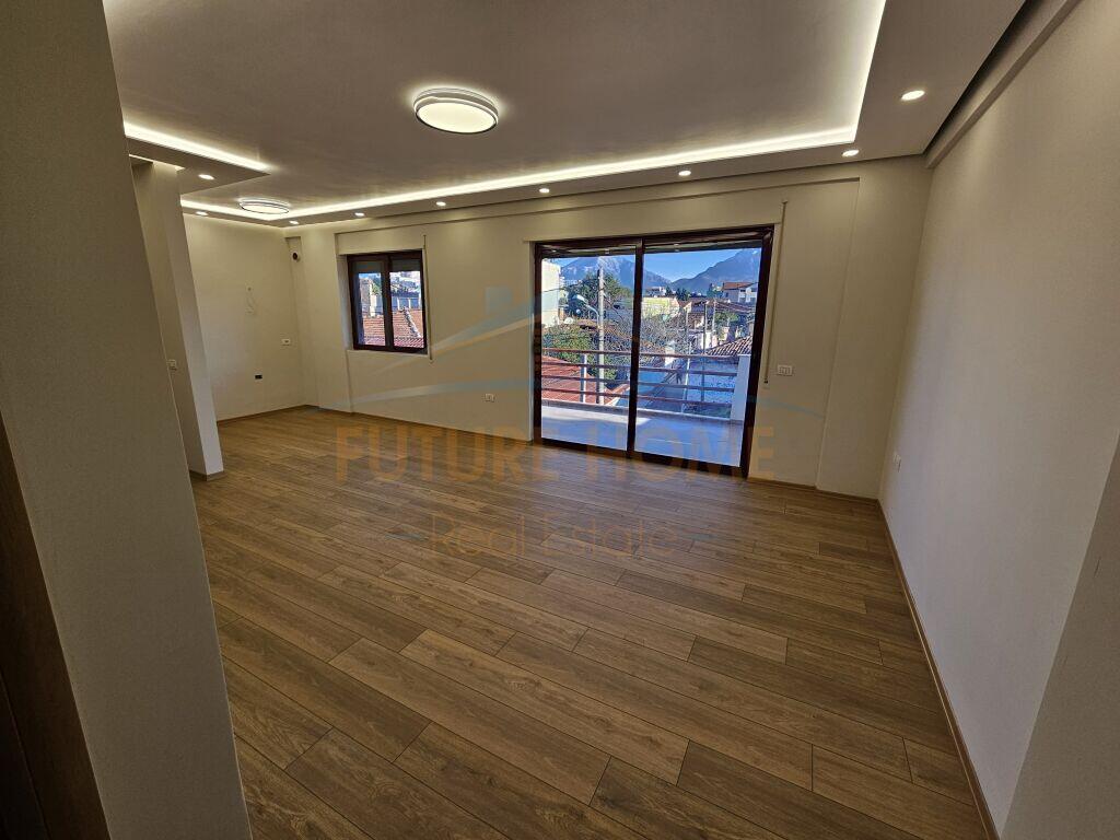 Shitet, Apartament 2+1+2, Shkolla Partizani.
