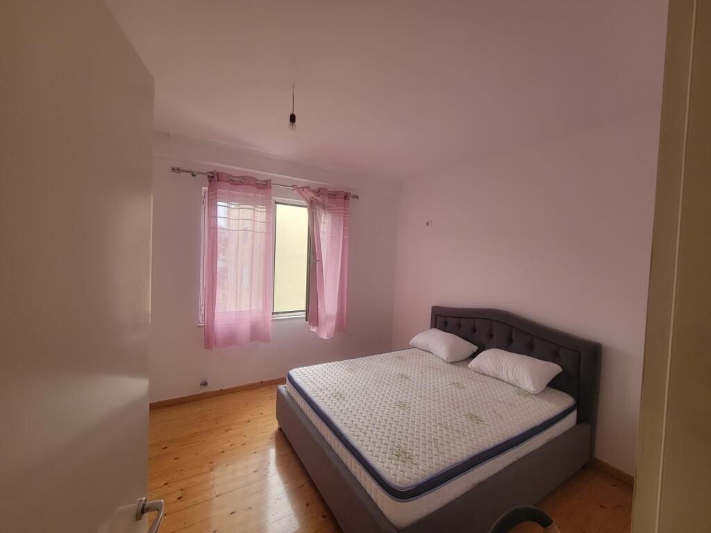 Affittasi appartamento 2+1+1 con balcone.