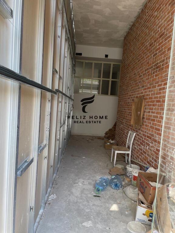 SHOP FOR RENT 24 M2 MYSLYM SHYRI 400 EURO