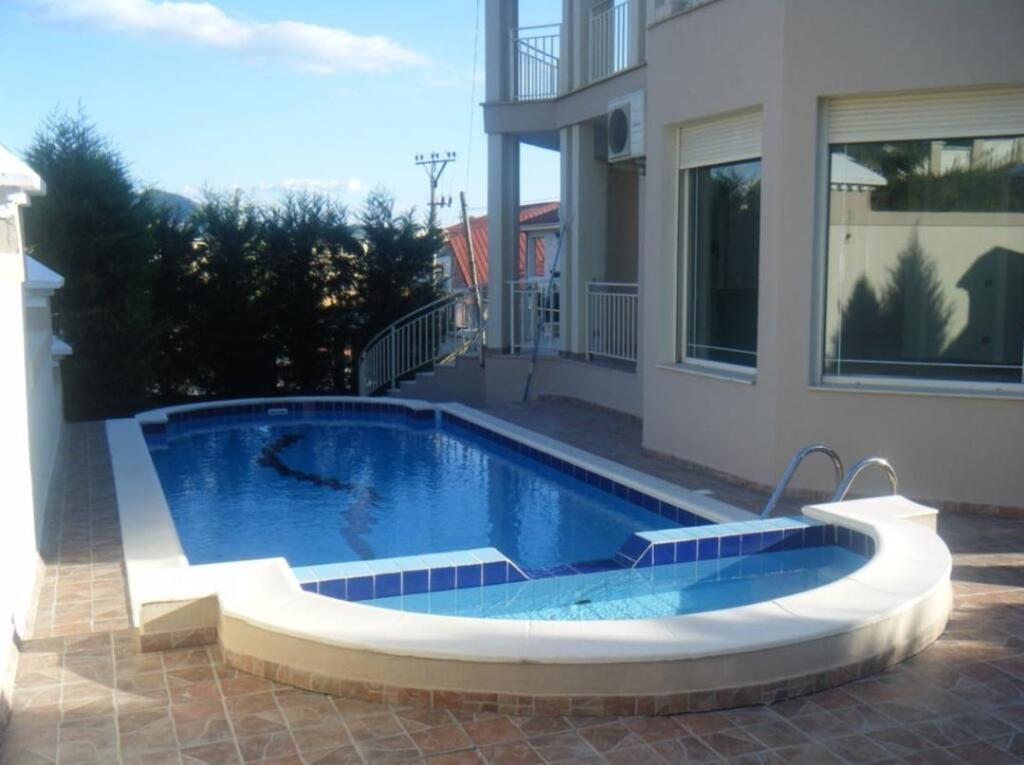 A 3-story villa is for rent next to the Brigades Palace.