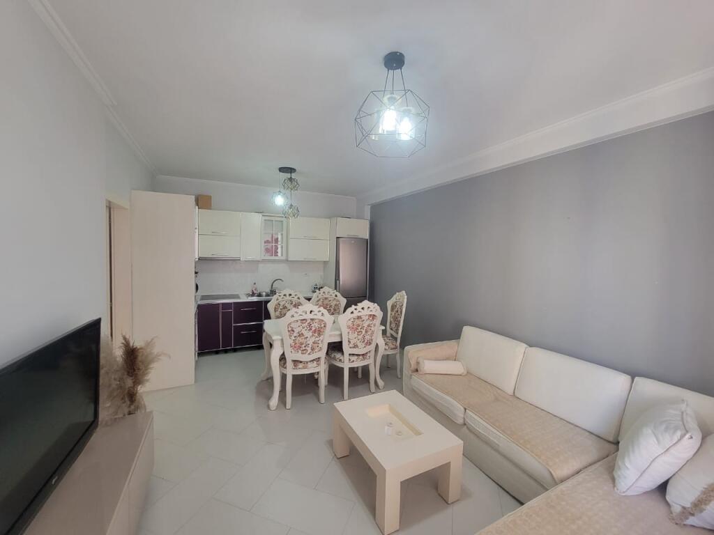 Affittasi appartamento 2+1+1 con balcone.