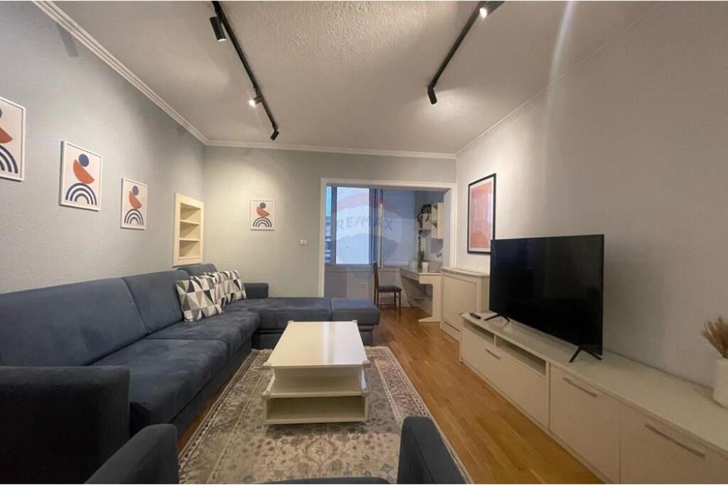 A 2+1 apartment is offered for rent on Rruga e Kosovarëve.