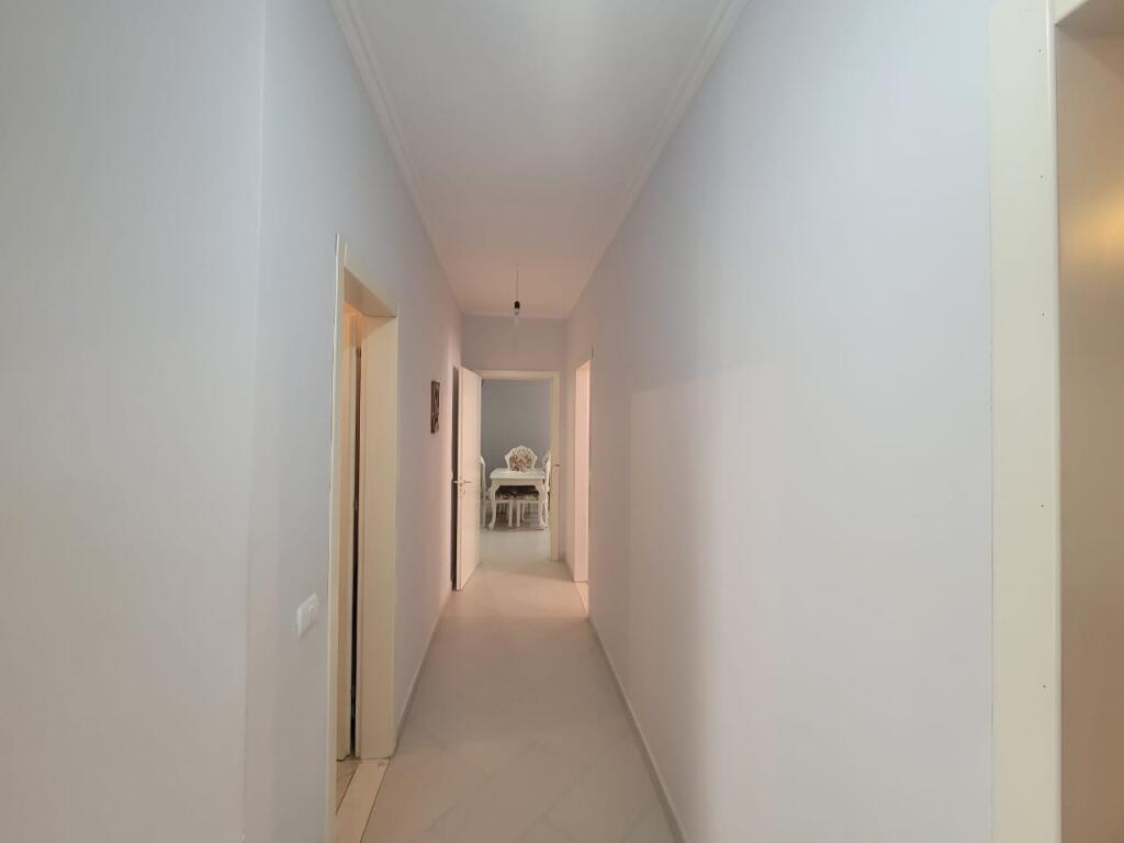 Affittasi appartamento 2+1+1 con balcone.