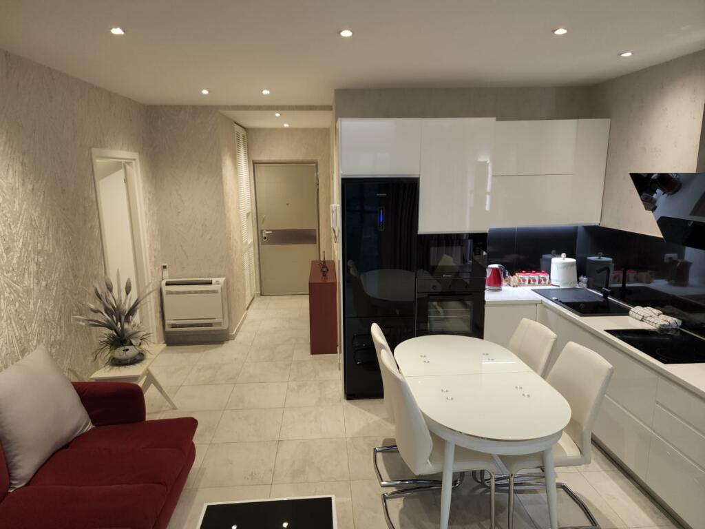 📌 Appartamento Moderno 2+1 in Affitto – Vicino allo Stadio Air Albania, Tirana