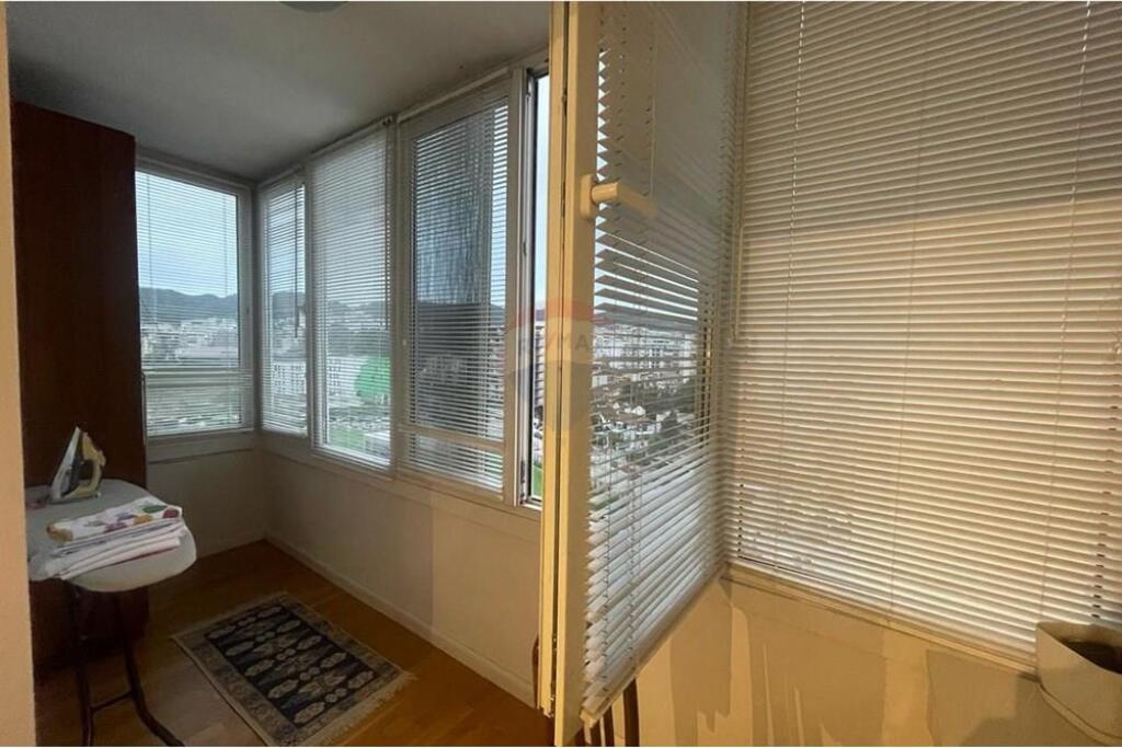 A 2+1 apartment is offered for rent on Rruga e Kosovarëve.