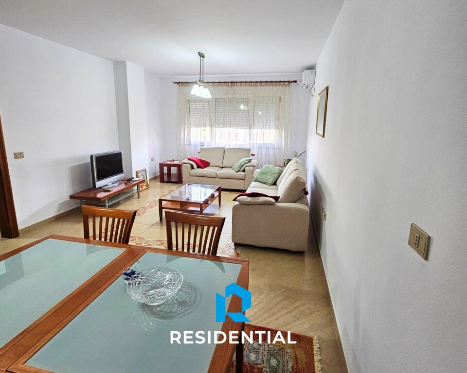 Tek Gjimnazi Petro Nini Luarasi, Jepet Me Qira Apartament 2+1 I Mobiluar!