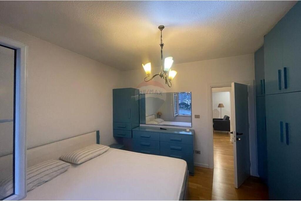 A 2+1 apartment is offered for rent on Rruga e Kosovarëve.