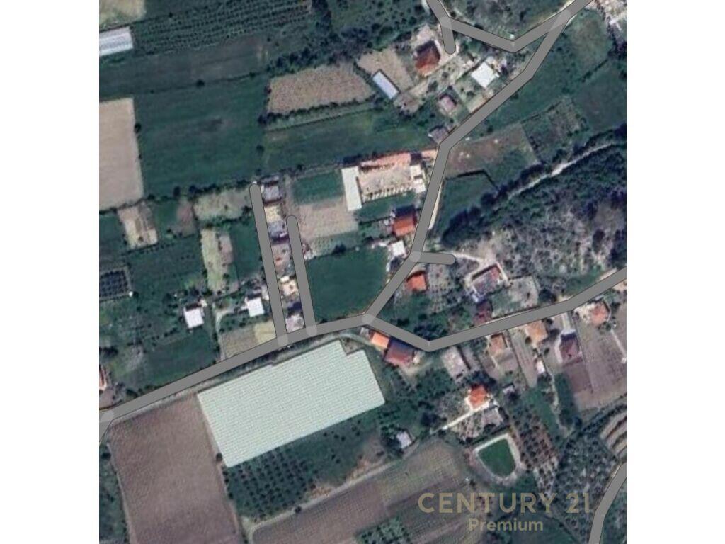 OKAZION! Shitet Tokë bashkë me nje ndërtesë druri me siperfaqe prej 2000 m2 ne Prush!