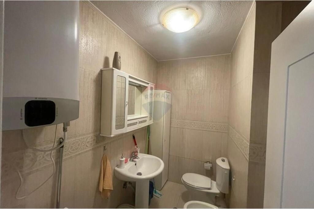 A 2+1 apartment is offered for rent on Rruga e Kosovarëve.