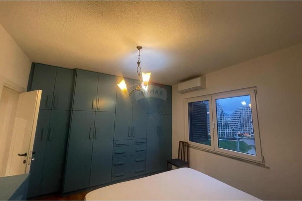 A 2+1 apartment is offered for rent on Rruga e Kosovarëve.