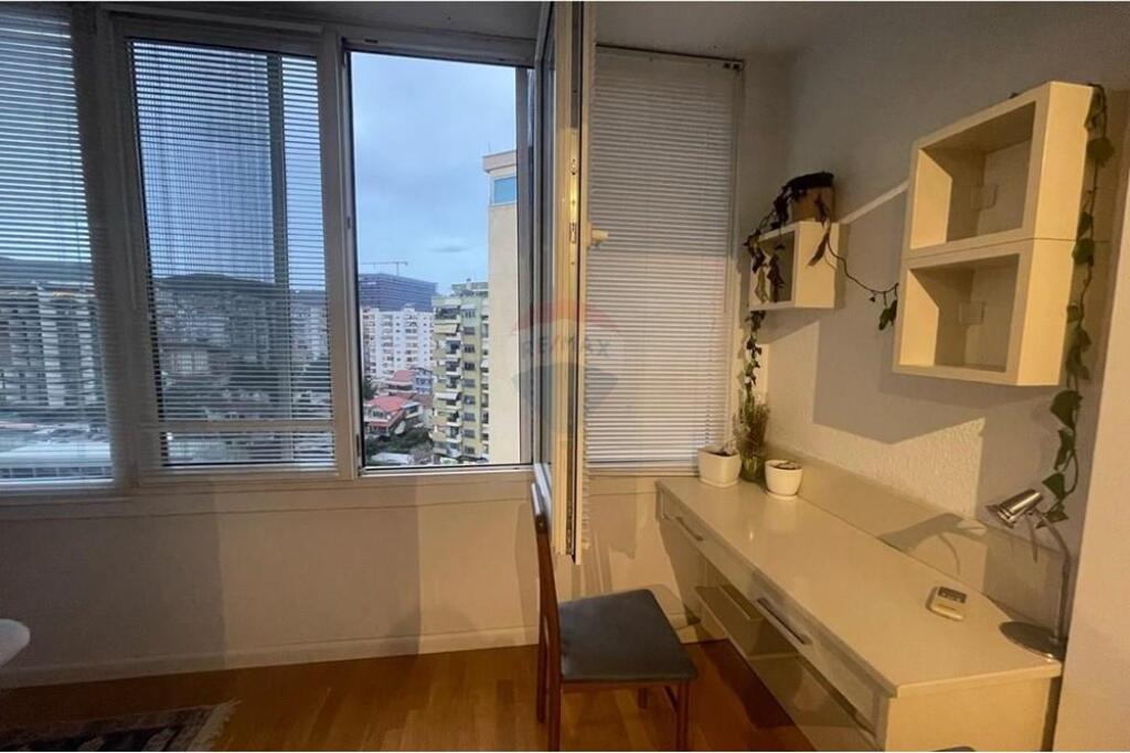 A 2+1 apartment is offered for rent on Rruga e Kosovarëve.