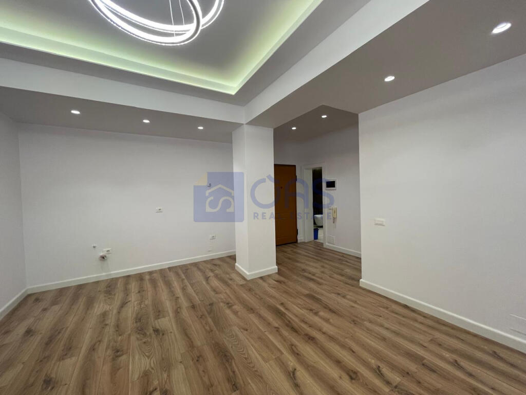 For sale: 2+1+2 apartment on Kavaja Street.