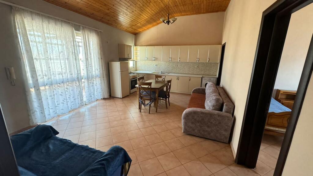 Affittasi appartamento 2+1 arredato, Tregu Elettrico, Via Sali Nivica, 45.000 Lekë.