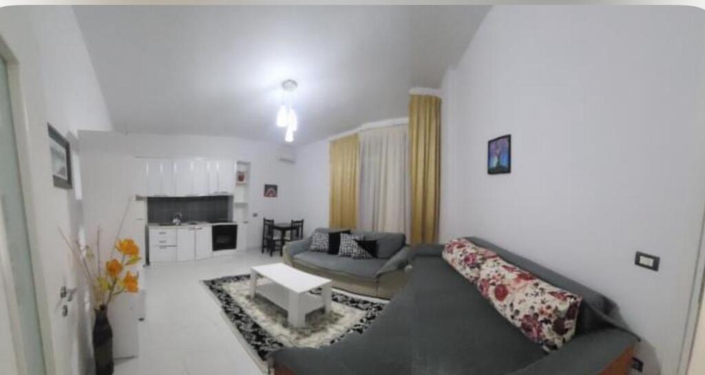 1+1 furnished, at the botanical garden, price 400 euros.