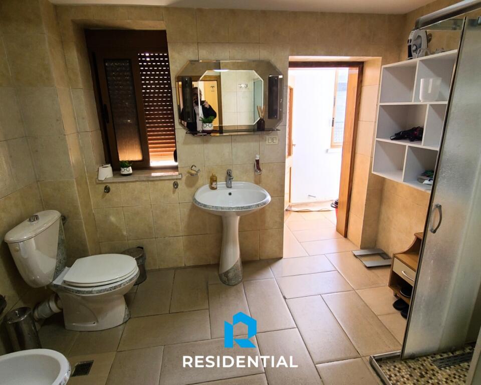 Tek Pazari I Ri, Jepet Me Qira Apartament 2+1 I Mobiluar!
