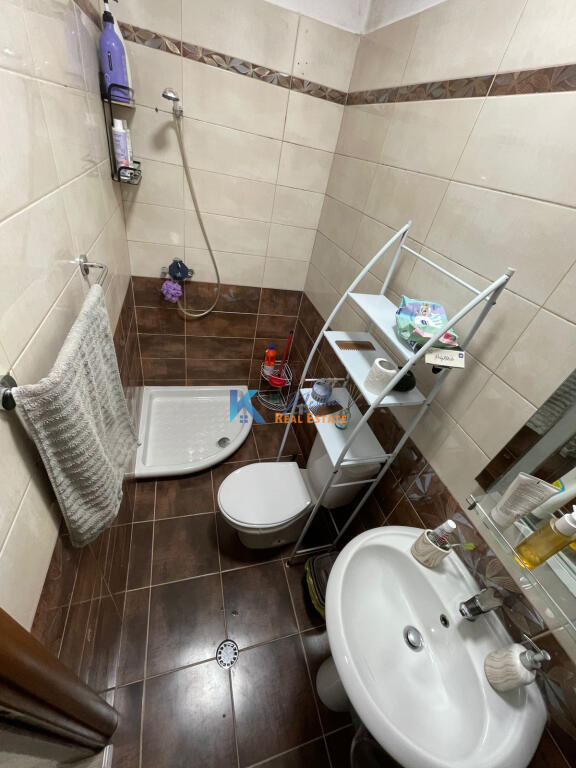 1+1 apartment for sale at Liqeni i Thatë, Peti Street