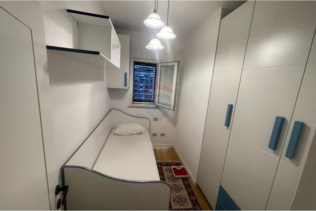 A 2+1 apartment is offered for rent on Rruga e Kosovarëve.
