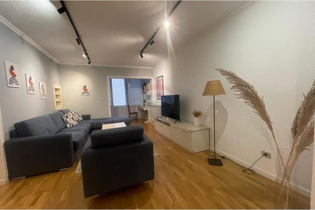 A 2+1 apartment is offered for rent on Rruga e Kosovarëve.