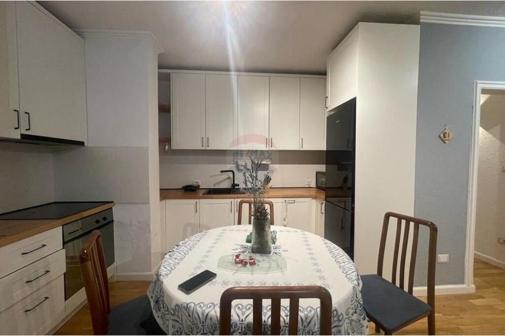 A 2+1 apartment is offered for rent on Rruga e Kosovarëve.