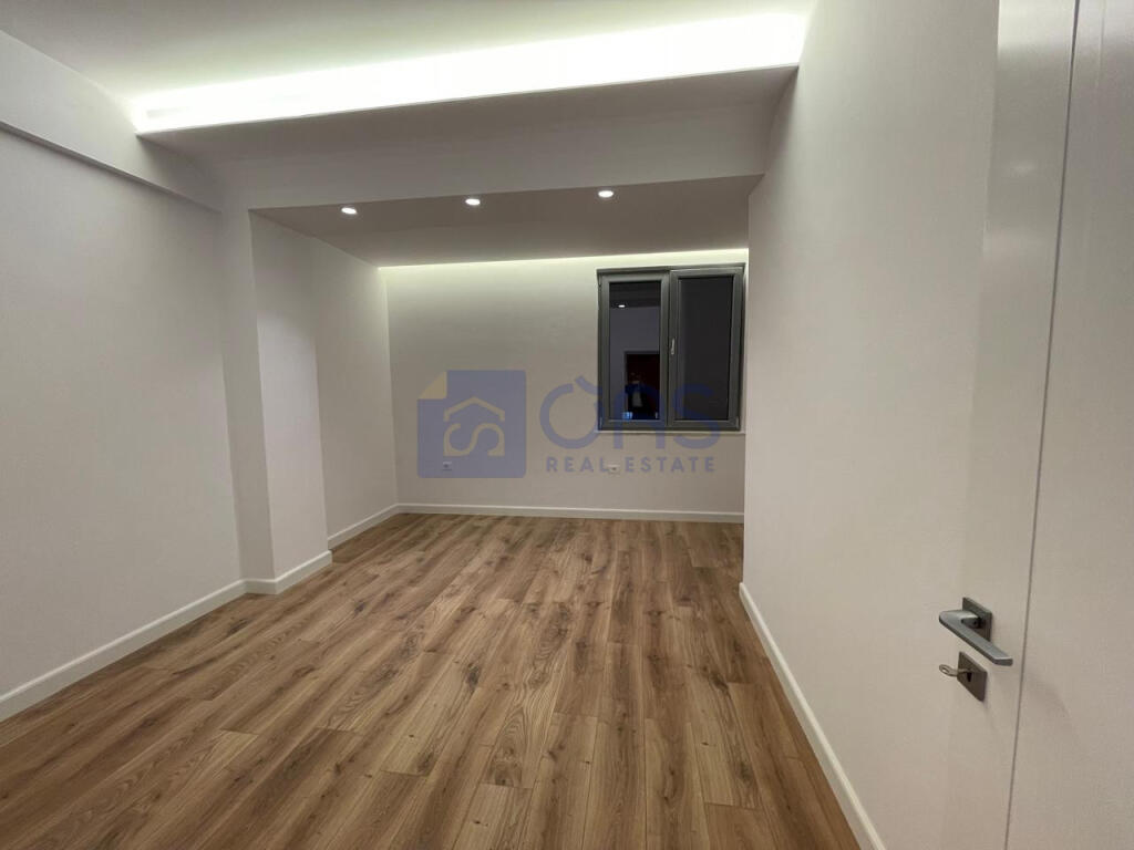 For sale: 2+1+2 apartment on Kavaja Street.