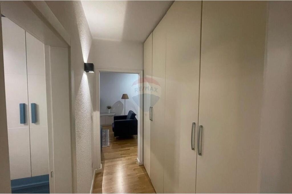 A 2+1 apartment is offered for rent on Rruga e Kosovarëve.