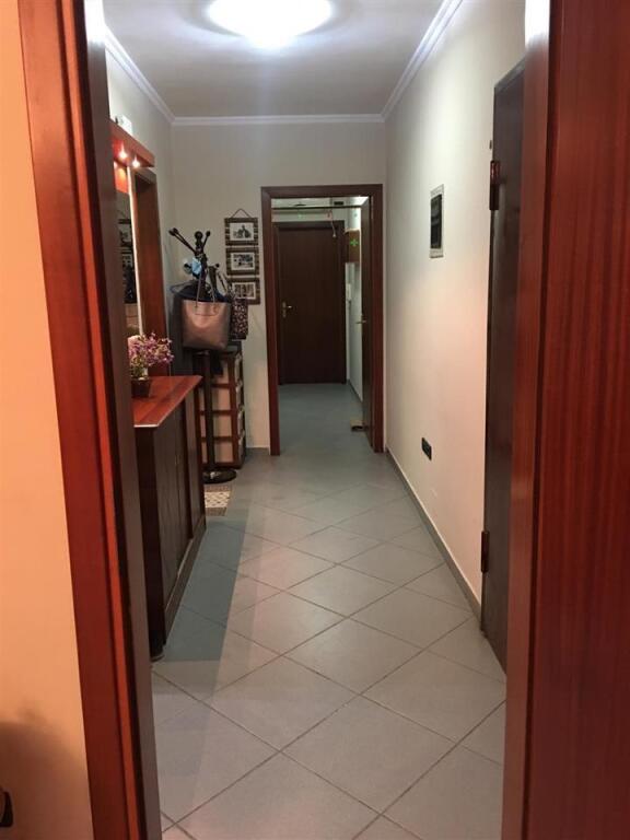 Affittasi appartamento 1+1, via Mine Peza vicino alla Procura del Circondario di Tirana (scuola Hasan Vogli) 500 euro.