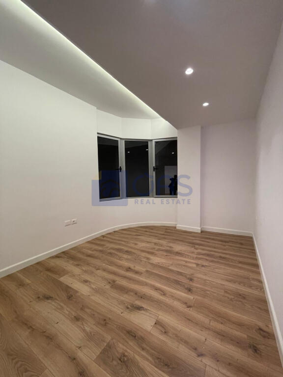 For sale: 2+1+2 apartment on Kavaja Street.