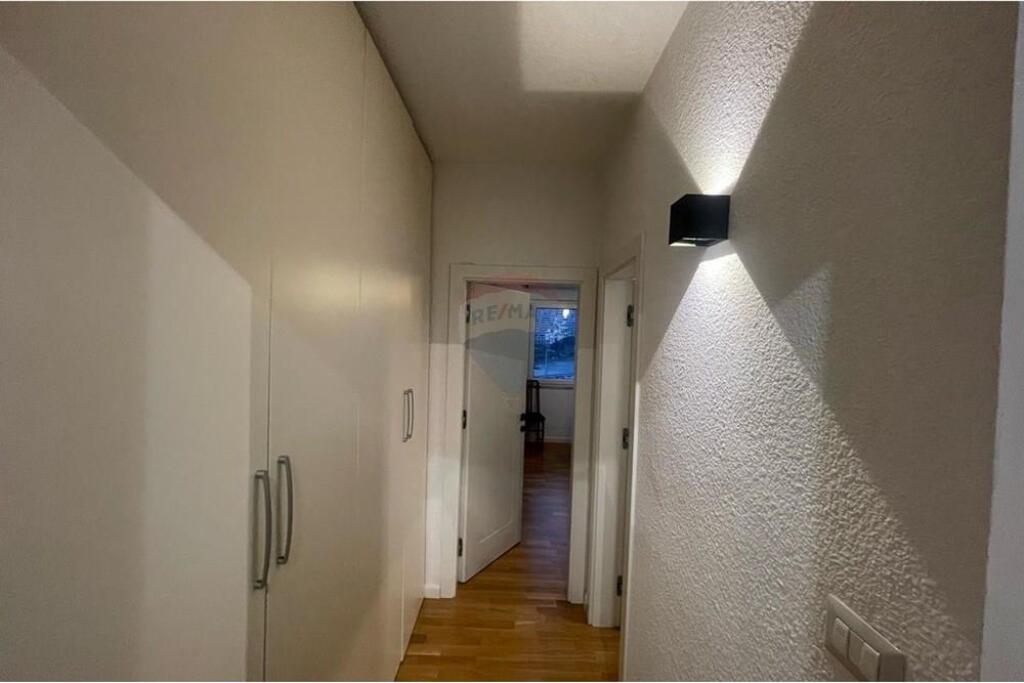 A 2+1 apartment is offered for rent on Rruga e Kosovarëve.