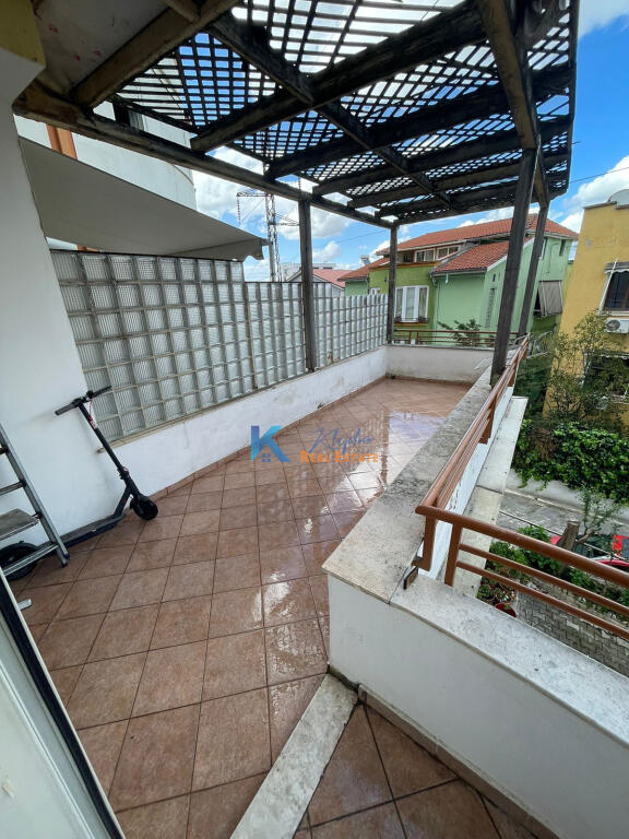 1+1 apartment for sale at Liqeni i Thatë, Peti Street