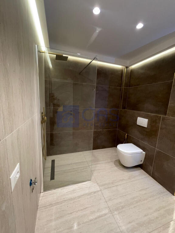 For sale: 2+1+2 apartment on Kavaja Street.
