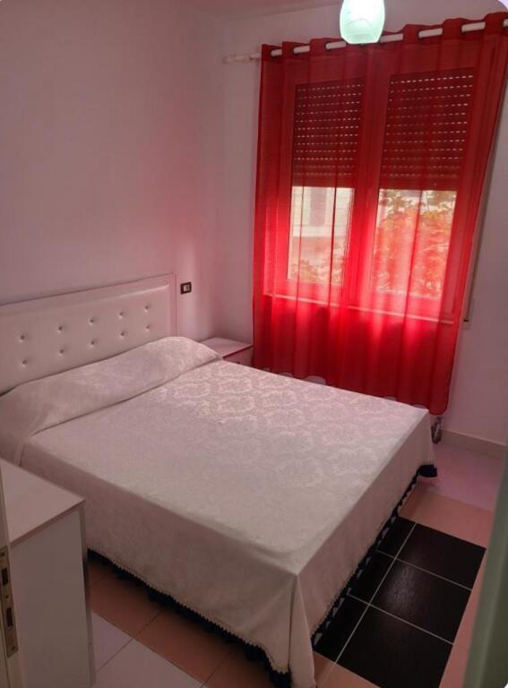 1+1 furnished, at the botanical garden, price 400 euros.