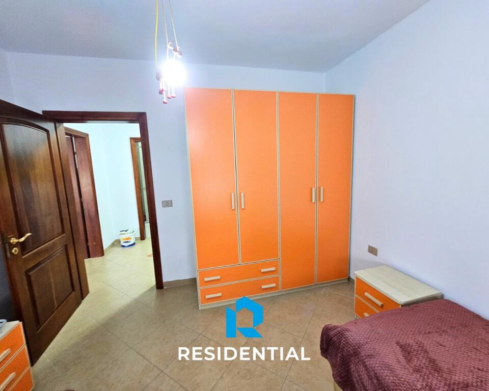 Tek Gjimnazi Petro Nini Luarasi, Jepet Me Qira Apartament 2+1 I Mobiluar!