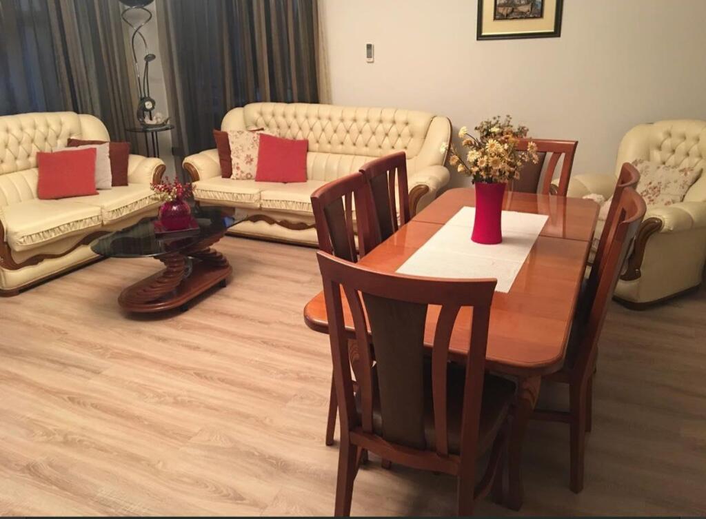 Affittasi appartamento 1+1, via Mine Peza vicino alla Procura del Circondario di Tirana (scuola Hasan Vogli) 500 euro.