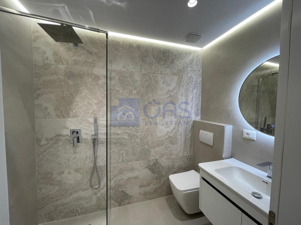 For sale: 2+1+2 apartment on Kavaja Street.